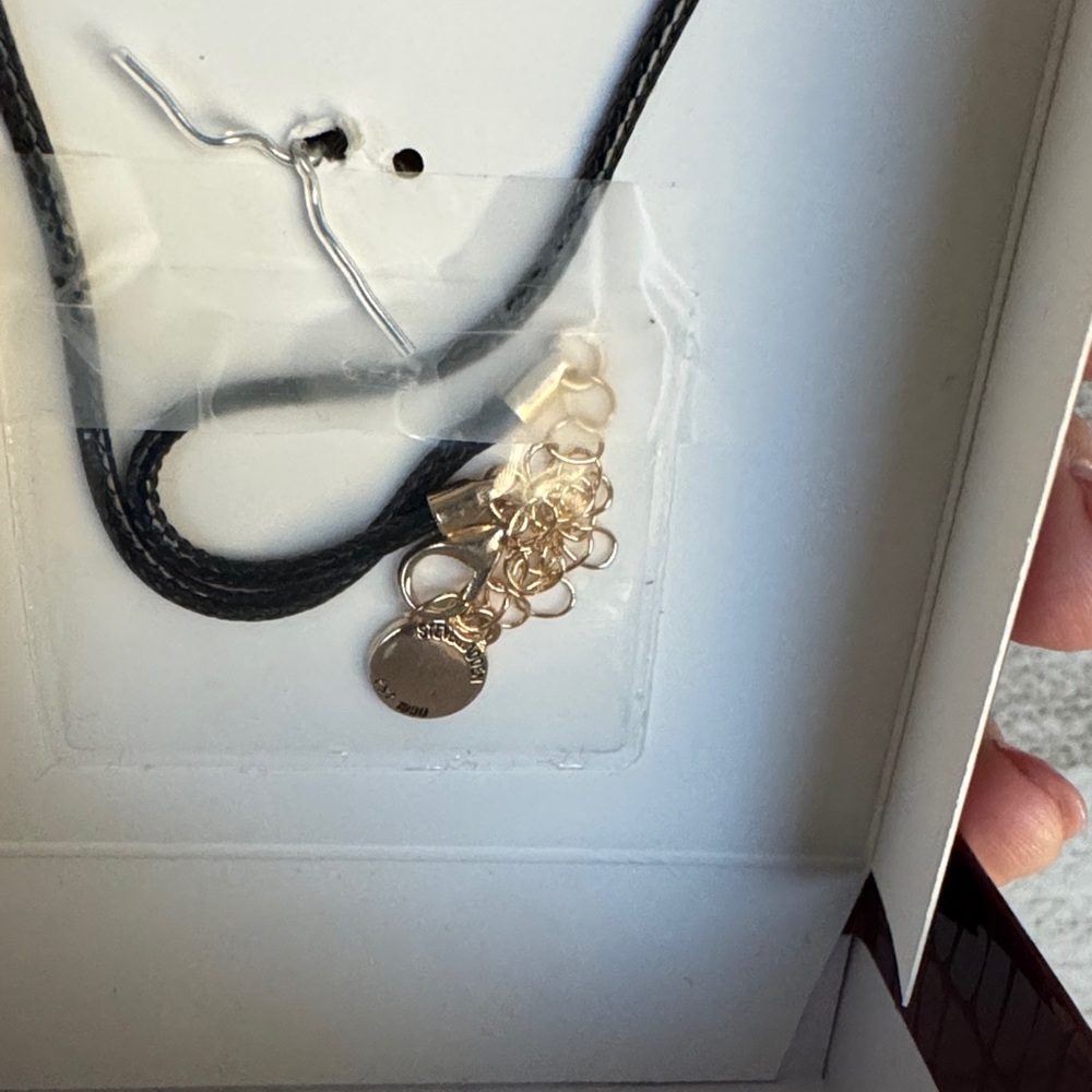 Steve Madden Gold 'L' Pendant Necklace - Picture 3 of 5